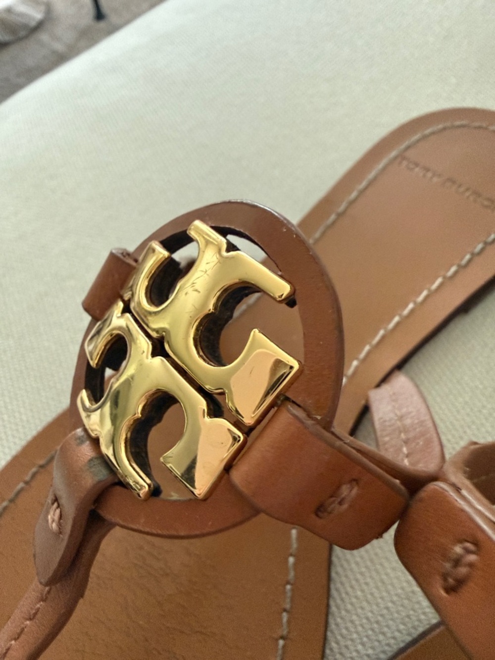 Tory Burch Tan Leather Thong Sandals with Gold Logo - Picture 4 of 6